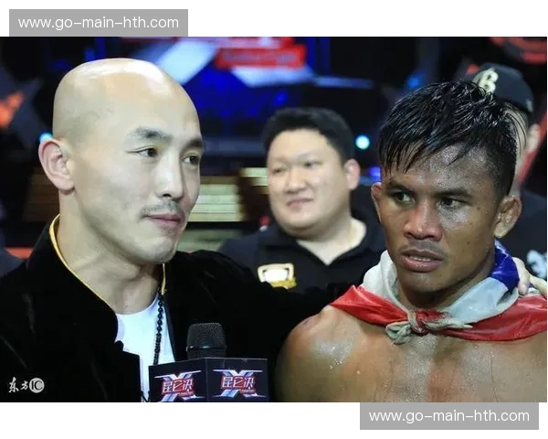 铁拳碰撞钢腿：当“双冠王”杨茁遇上“泰拳王子”播求，谁才是格斗圆通的终极信仰？